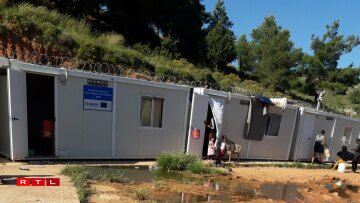 Les conteneurs qui étaient tous occupés à l'arrivée de la famille yéménite