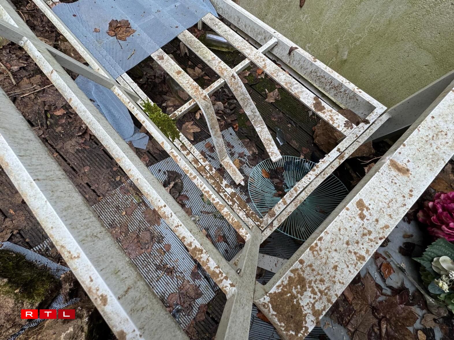 An der Nuecht vum 13. op de 14. Januar 2026 sinn an der Montée de la Pétrusse am Gronn Steng vun enger Fielswand hannert Haiser erofgefall.