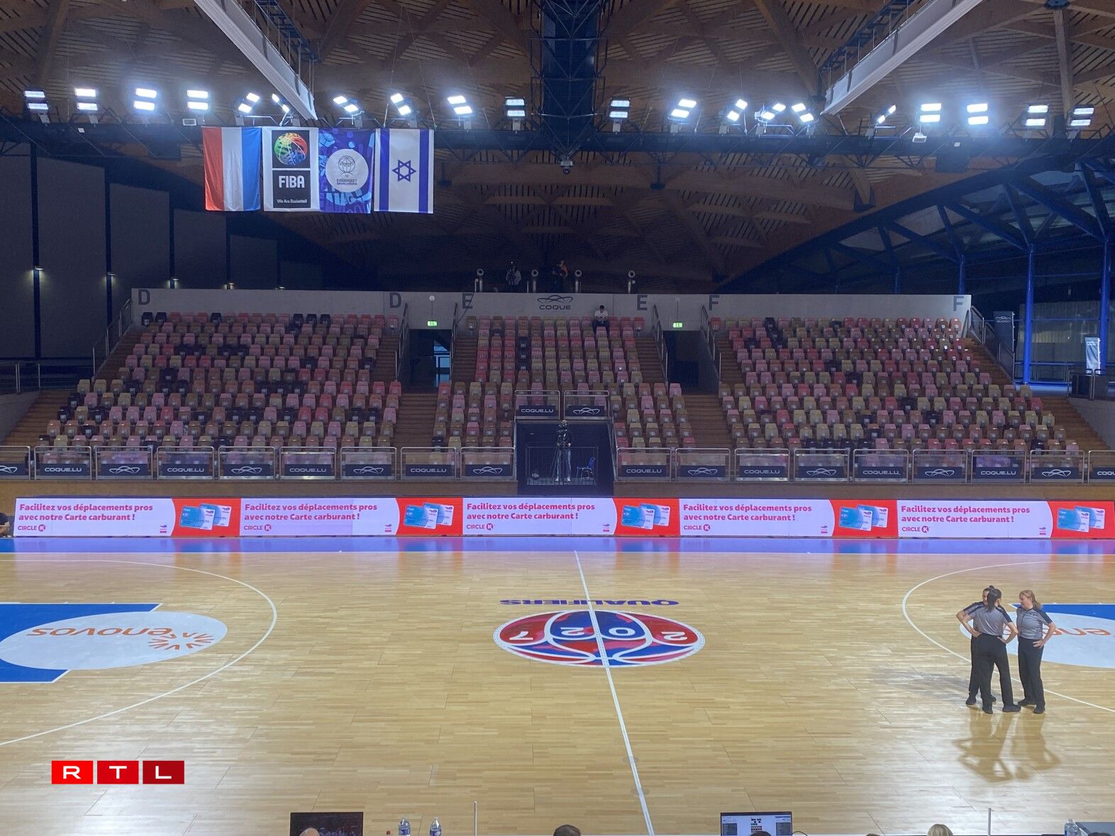 Et ass virun eidelen Tribüne gespillt ginn