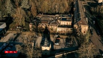 Un bâtiment de 1926 assure la jonction entre le Bureau central et l'Aile Droite.