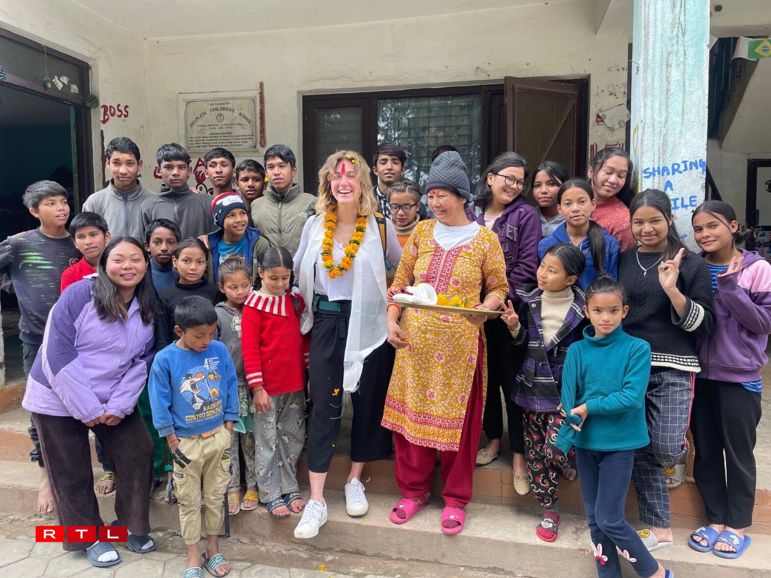 Dem Vero Reinert seng éischt Visitt am Nepal, wou si mat 17 Joer e Volontariat an engem Weesenhaus gemaach huet. Do ass si déi éischte Kéier mat der Samaanta Fondation a Kontakt komm duerch d'Sharmila (éischt Rei, ganz lénks)