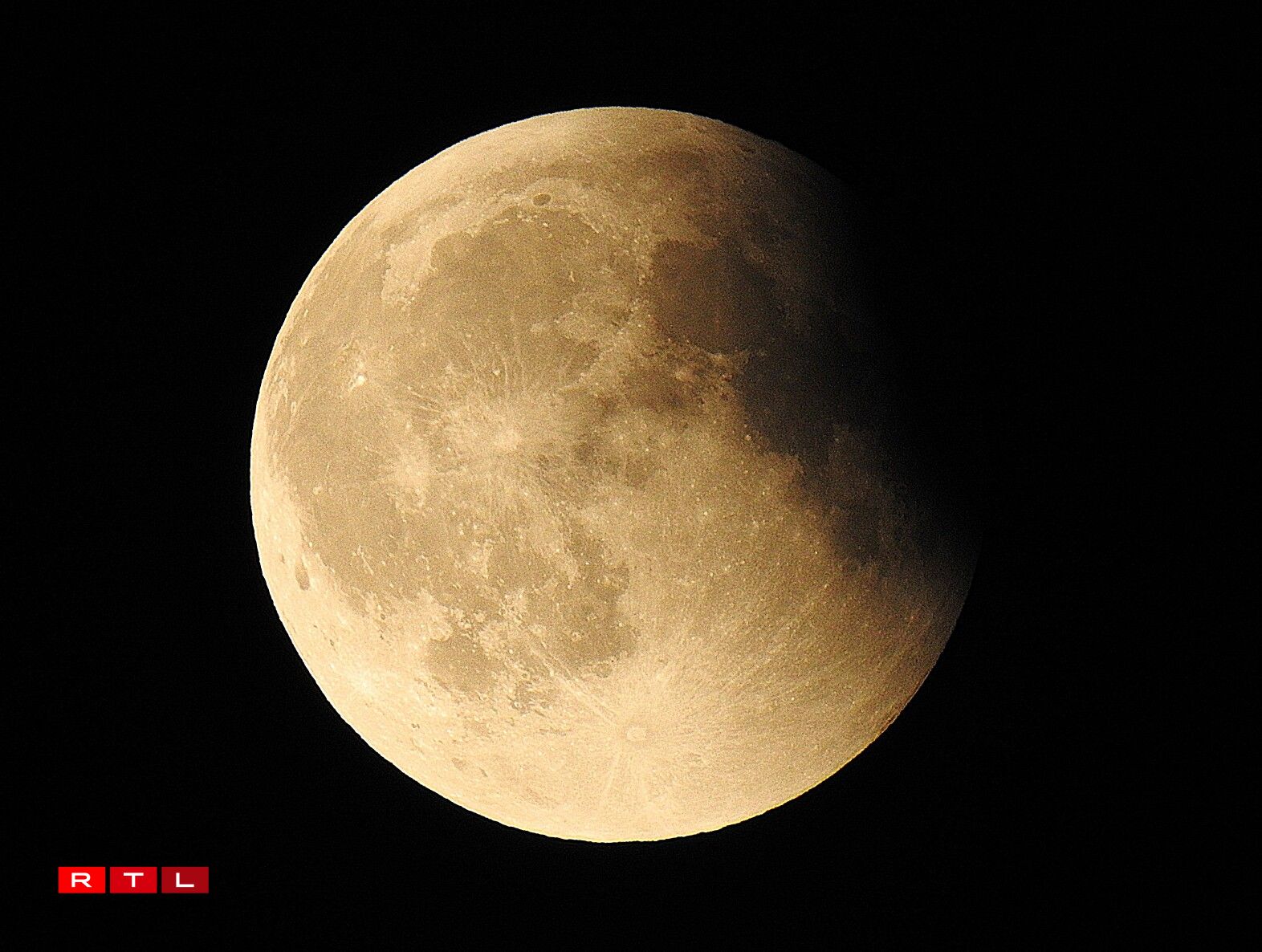 Zu Jonglënster mat zwee verschiddene Fotoapparater gemaach/Sonja Jungbluth-Thill