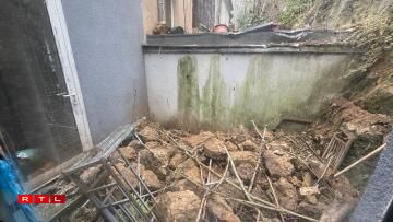 An der Nuecht vum 13. op de 14. Januar 2026 sinn an der Montée de la Pétrusse am Gronn Steng vun enger Fielswand hannert Haiser erofgefall.