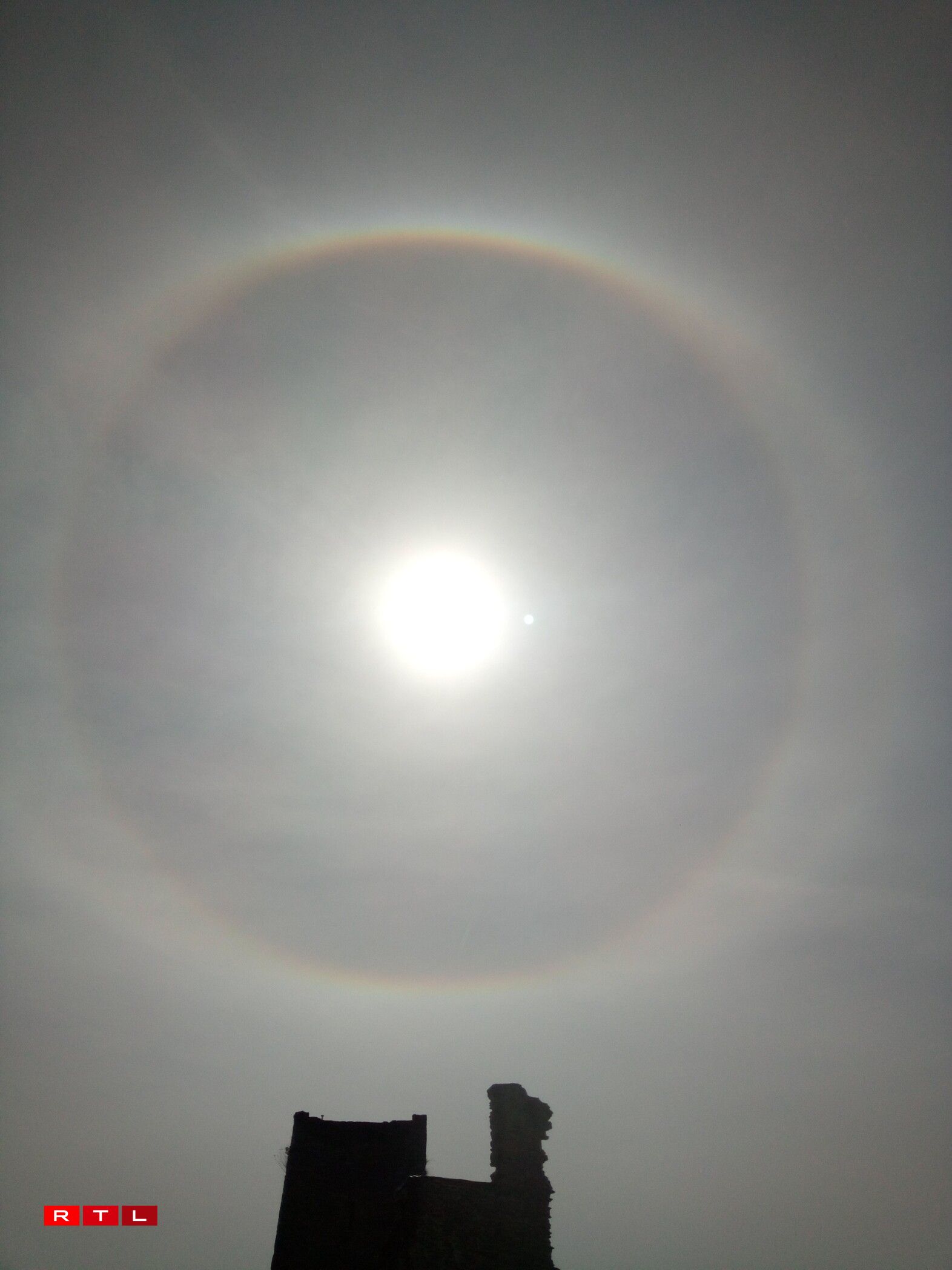 Den Halo zu Tandel hat och e bësse Faarf mat dran.