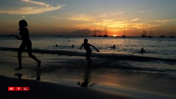 Barbados: Op der Insel ass an der Moyenne eng Temperatur vu 27 Grad Celsius. D'Sonn ass dat ganz Joer um Rendez-vous. D'Karibikinsel ass bekannt duerch déi schéi wäiss Stränn.