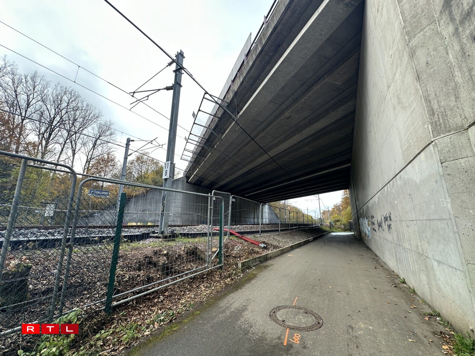 Le pont autoroutier de l'A6 qui enjambe les voies de train sera réparé et élargi.