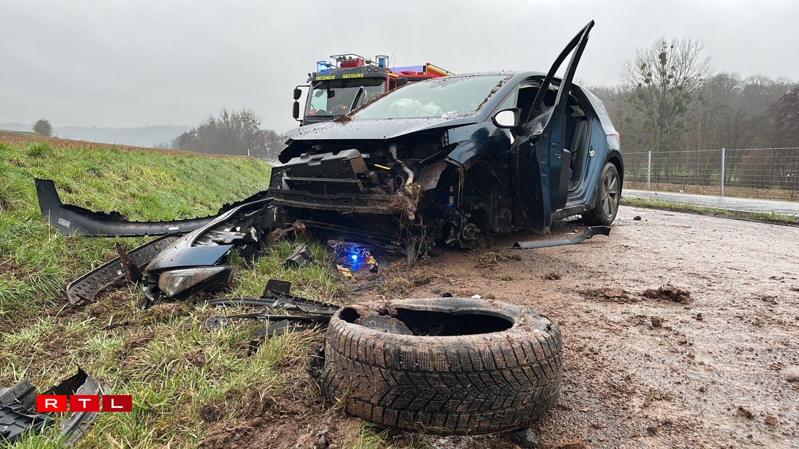 Fir de Chauffer aus dem Auto ze befreien, huet den Auto mussen opgeschnidde ginn.