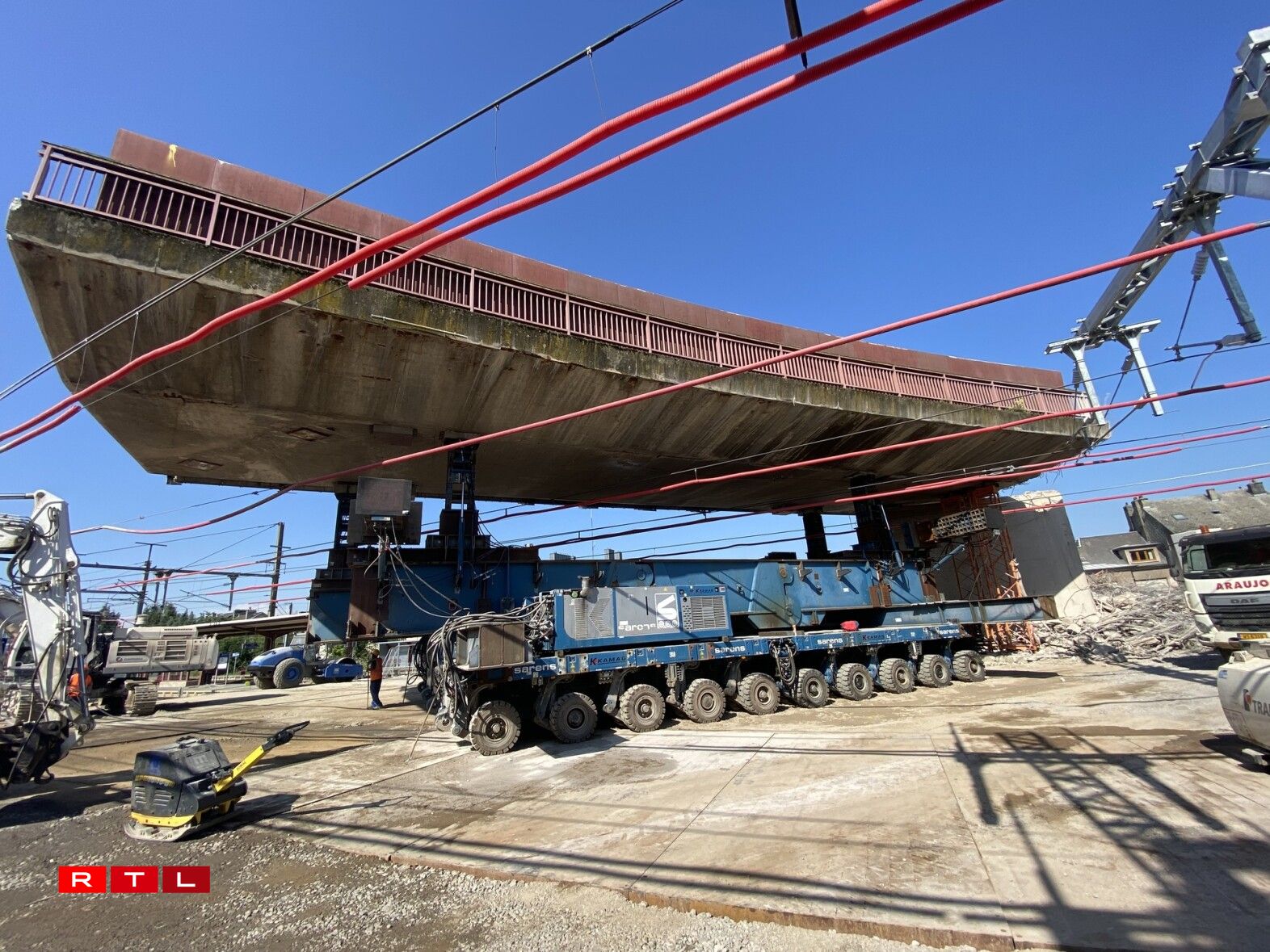 E Samschdeg gouf dee leschten Deel vun der aler Bréck oftransportéiert.