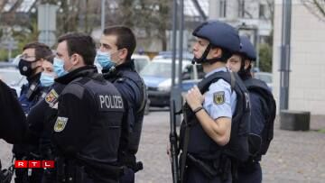 Des agents de police rassemblés dans les rues de Trèves le 1er décembre 2020