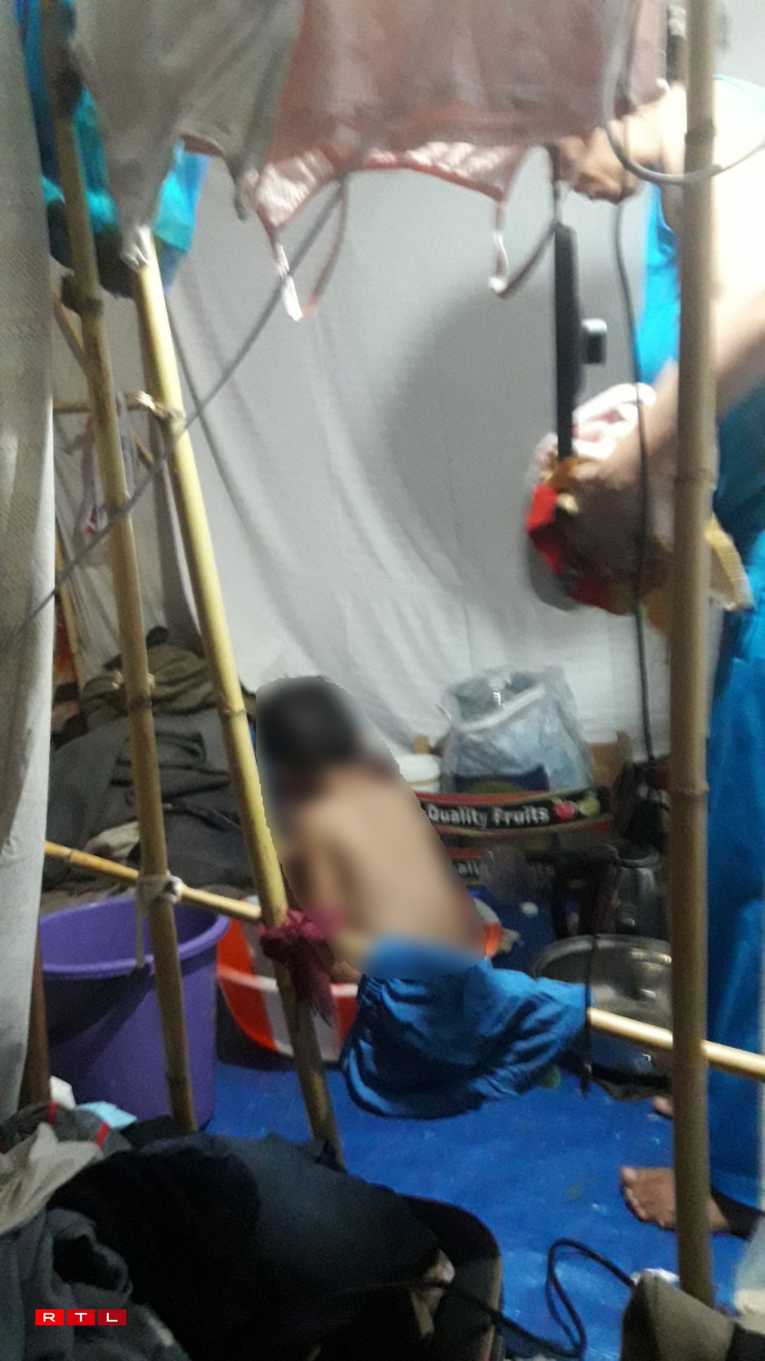 C'est ainsi que les enfants de Bushra se douchaient lorsqu'il y avait assez d'eau dans le camp de Kos