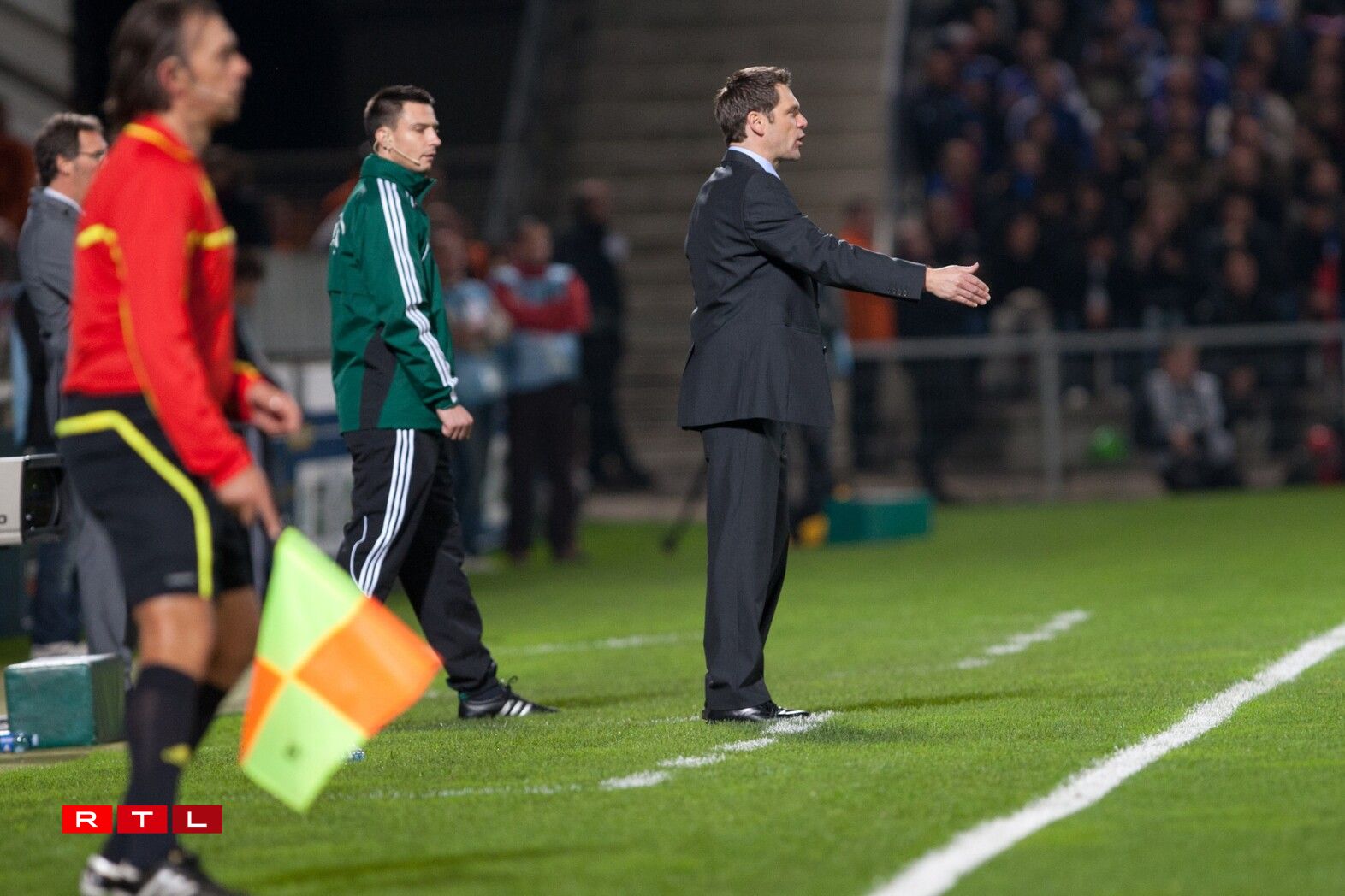 De Luc Holtz un der Säitelinn beim Europameeschterschaftsqualifikatiounsmatch géint Frankräich de 25. Mäerz 2011.