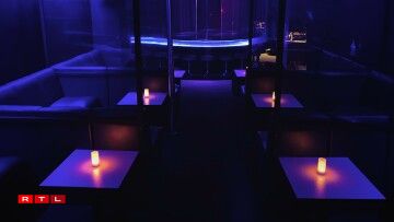 Les tables du club sont séparées par des parois en Plexiglas