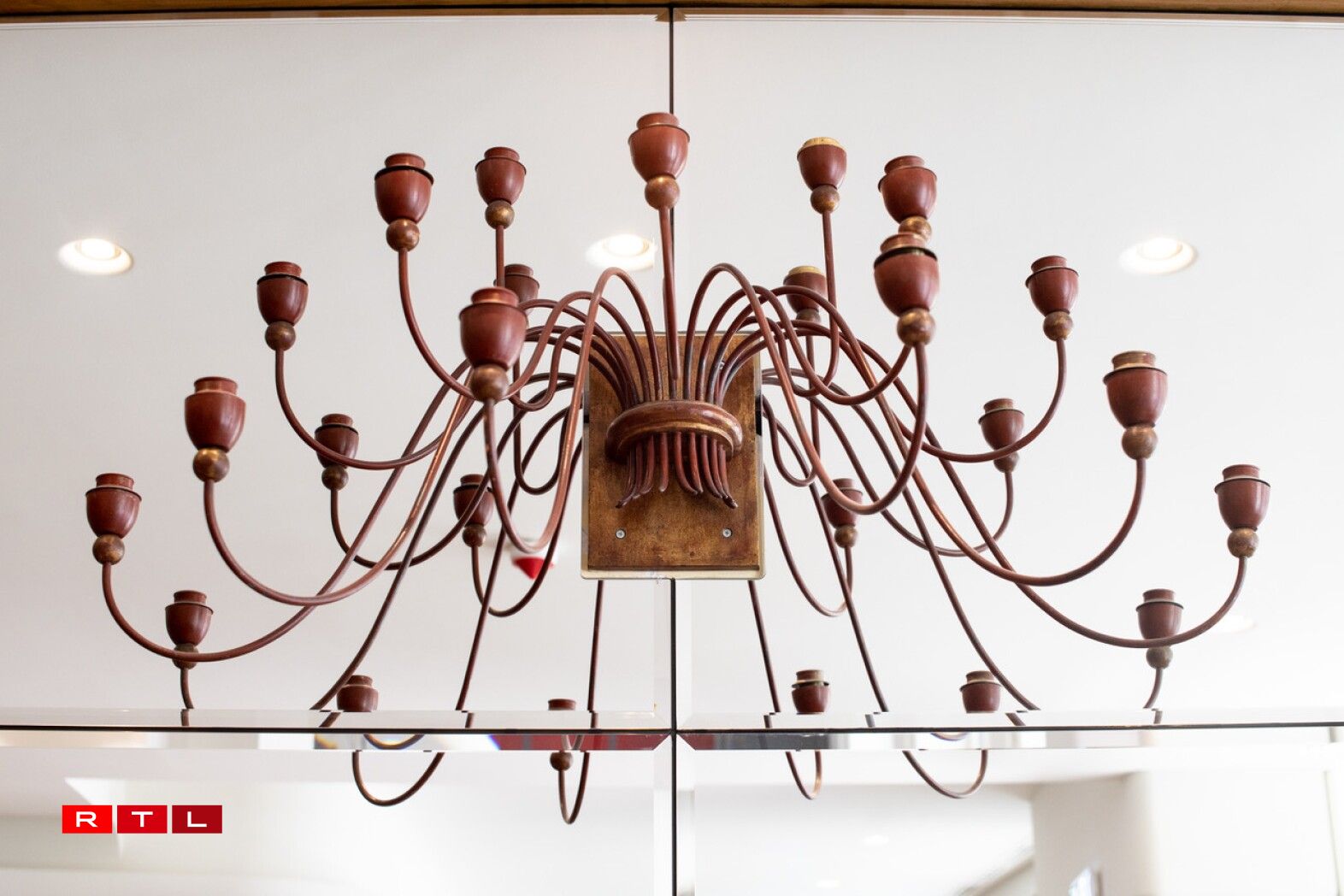 L'ancien lustre trône toujours