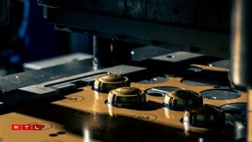 Les plaques sont découpées et embossées pour pouvoir être insérées dans le muselet.