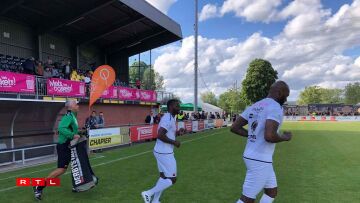 Mbo Mpenza court sur le terrain du stade Jos Haupert.