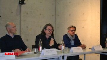 (de g. à dr.) Carlo Thelen, directeur général de la Chambre de commerce ; André Hansen, commissaire général du pavillon ; Franz Fayot, ministre de l’Économie ; Mathias Fritsch, architecte-associé chez Beiler François Fritsch, président du jury ; Arnaud De Meyer, architecte urbaniste et partenaire du bureau SteinmetzDeMeyer ; Nico Steinmetz, architecte urbaniste et partenaire du bureau SteinmetzDeMeyer