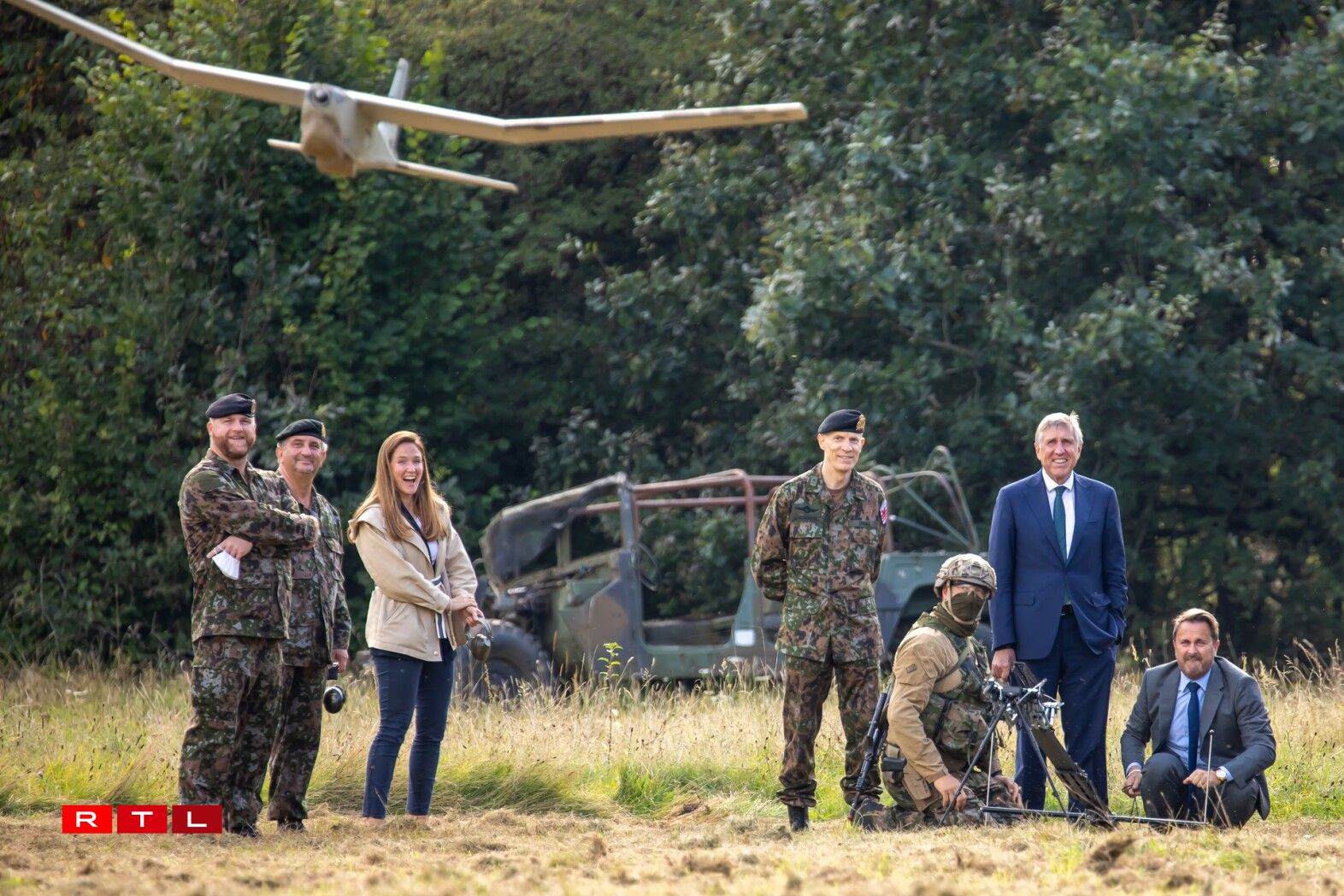 (de g. à dr.) Lieutenant-Colonel Kim Kirsch, Commandant Adjoint des Forces; Colonel Yves Kalmes, Commandant du Centre militaire; Nina Garcia, première conseillère du Gouvernement à la Direction de la défense; Général Steve Thull, Chef d'État-Major de l'Armée; n.a.; François Bausch, Vice-Premier ministre, ministre de la Défense; Xavier Bettel, Premier ministre, ministre d'État