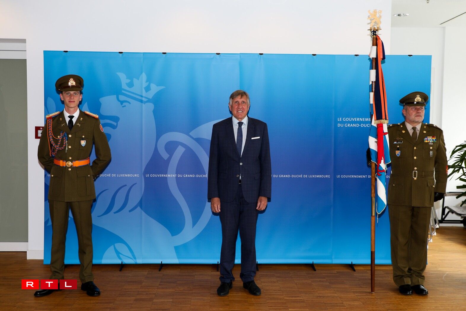 (de g. à dr.) S.A.R. le prince Paul-Louis de Nassau ; François Bausch, ministre de la Défense ; adjudant-major Paul Reiser, adjudant de corps de l'armée