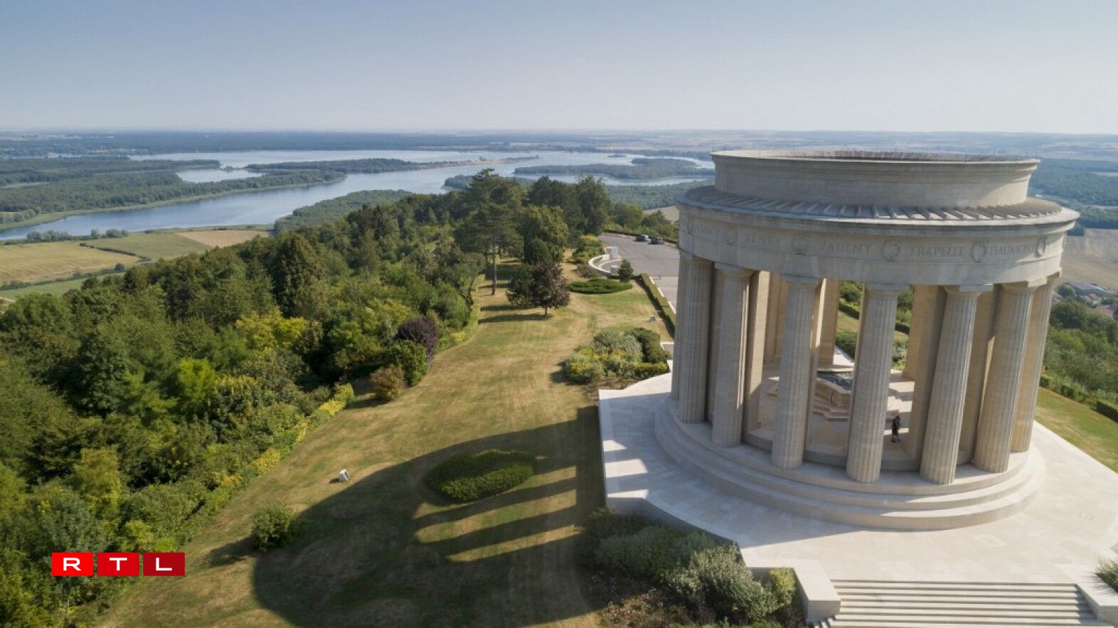 La butte de Montsec avec vue sur le lac de Madine.