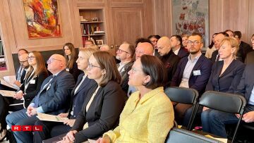 (Middle from left to right) Magdalena Rzeczkowska, Minister of Finance of Poland; Yuriko Backes, Minister of Finance