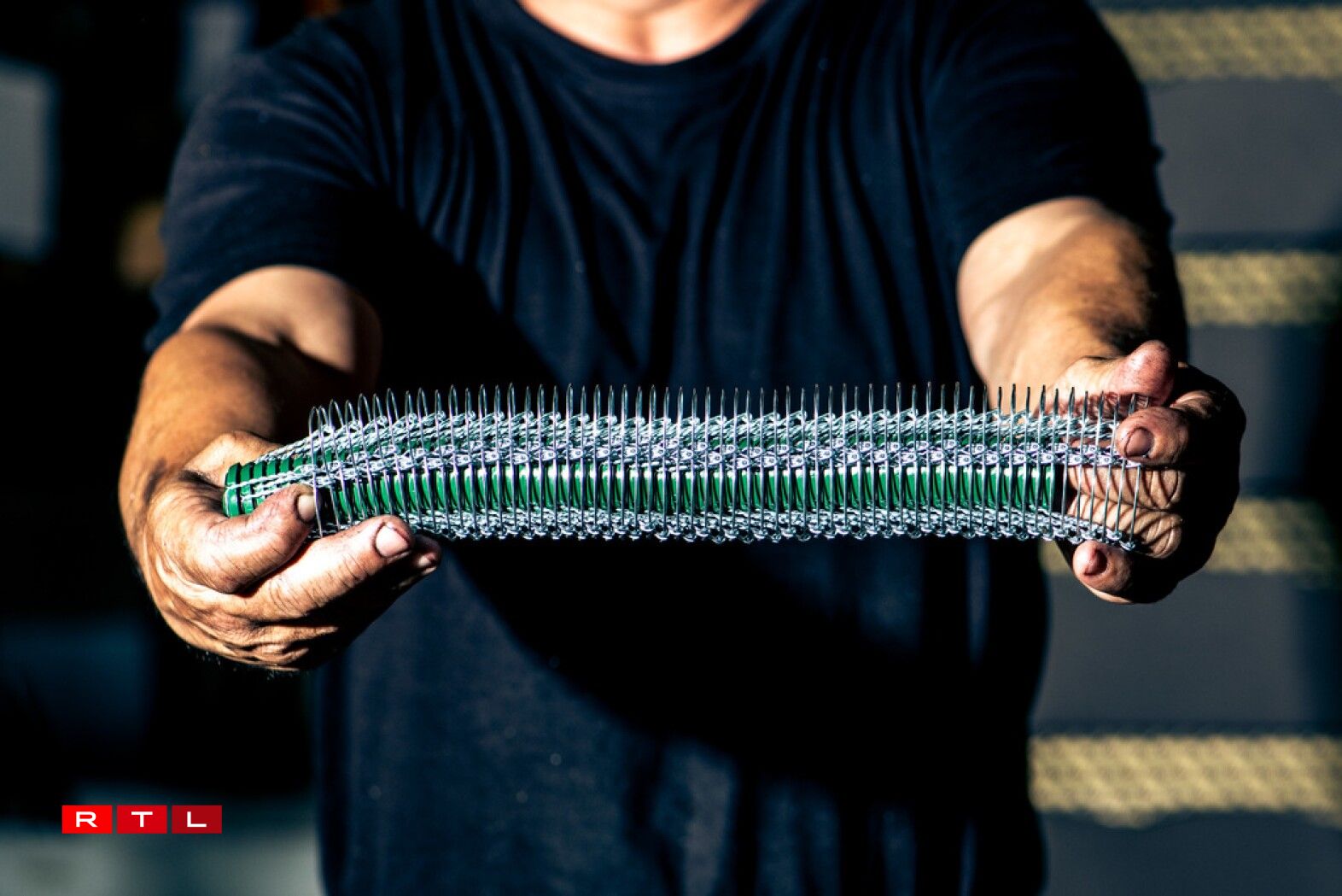 Les muselets terminés sont rangés pour faciliter l'emploi sur la bouteille.