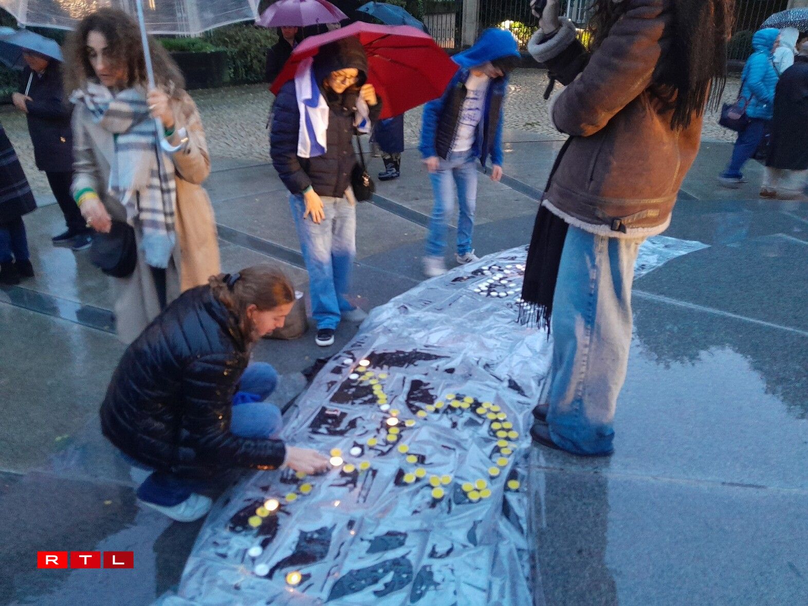 Op der Place Clairefontaine hunn d'Leit den Affer vum 7. Oktober geduecht.