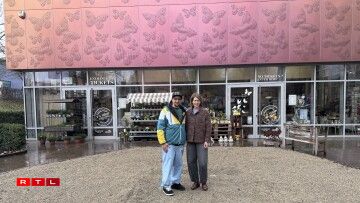 De Kënschtler Änder Scholtes an d'Direktesch vum Päiperleksgaart Maud Hansen op der Plaz, op där normalerweis den Elefant steet.