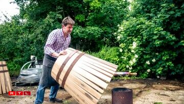 Le fût est ensuite mis à chauffer sur brasero de bois de chêne en vue de son cintrage. Le but est de rendre le bois malléable. On le monte doucement en température, pour que les douelles atteignent 70 à 80 degrés. Au même moment, on arrose le chêne avec de l'eau afin de l'assouplir.
