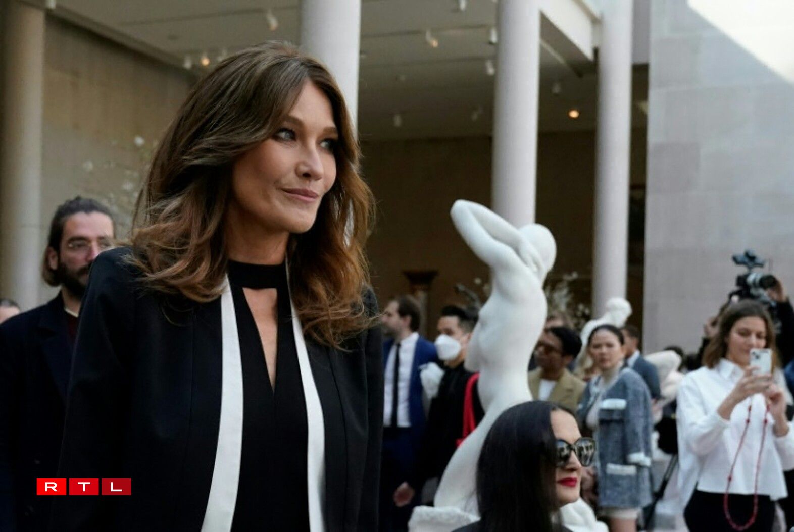 Déi fréier Topmodel a franséich First Lady Carla Bruni koum a schwaarz a wäiss.