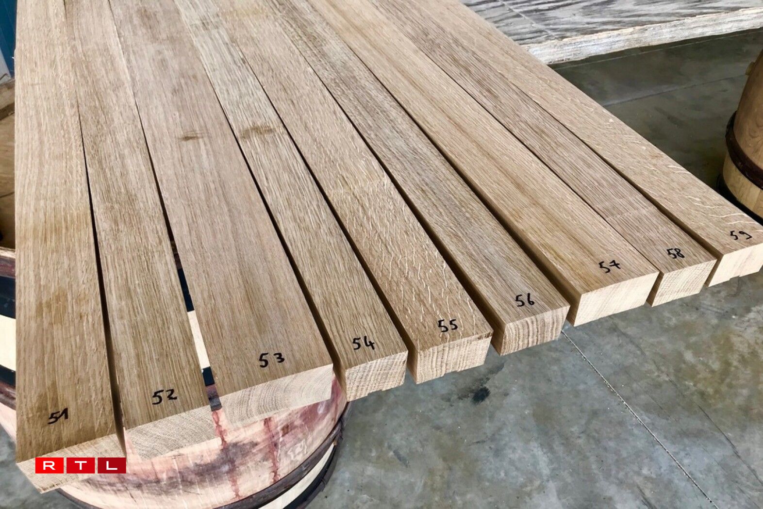 Les merrains sont découpés en douelles, dont la forme permet l'assemblage.