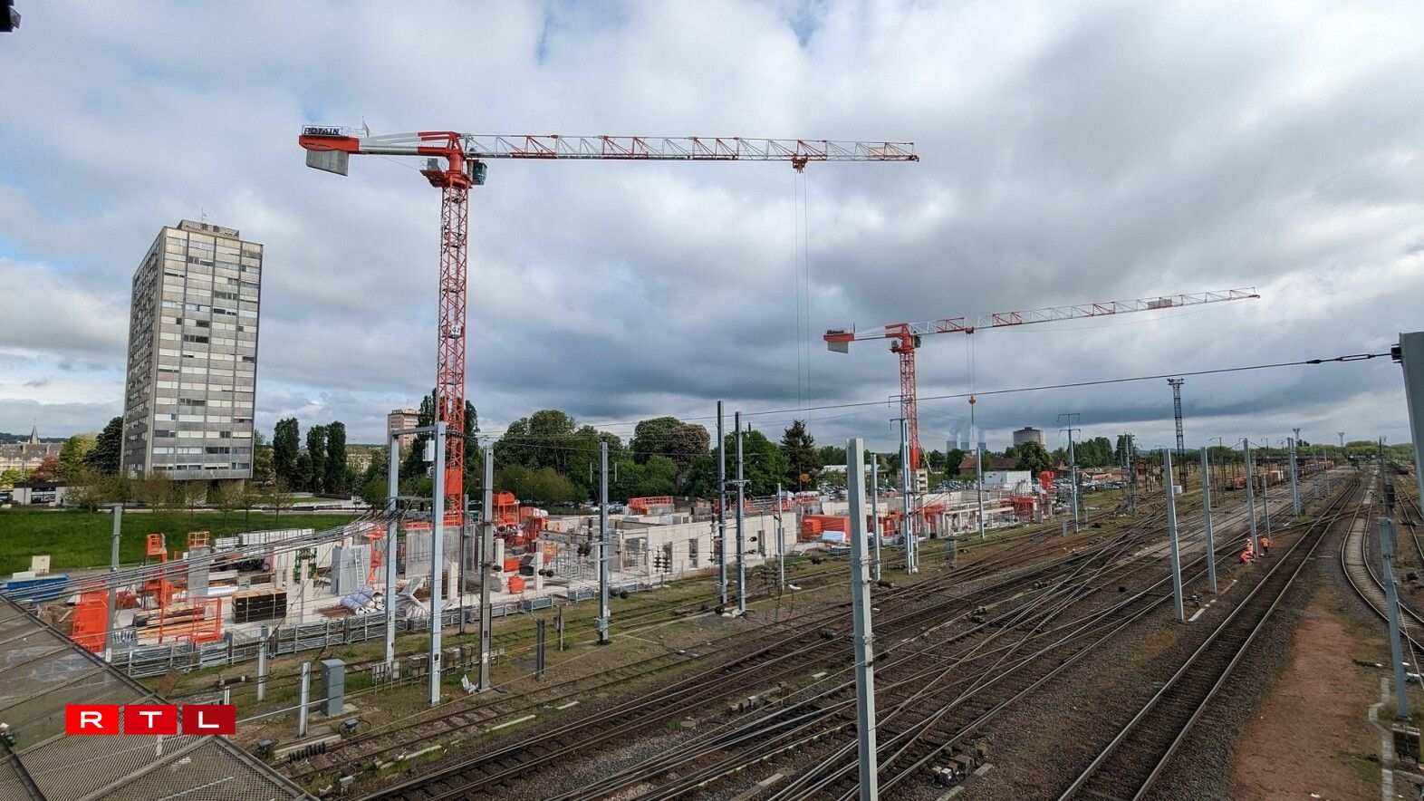 Le chantier de la Rive Droite vu depuis le pont des Alliés à Thionville.