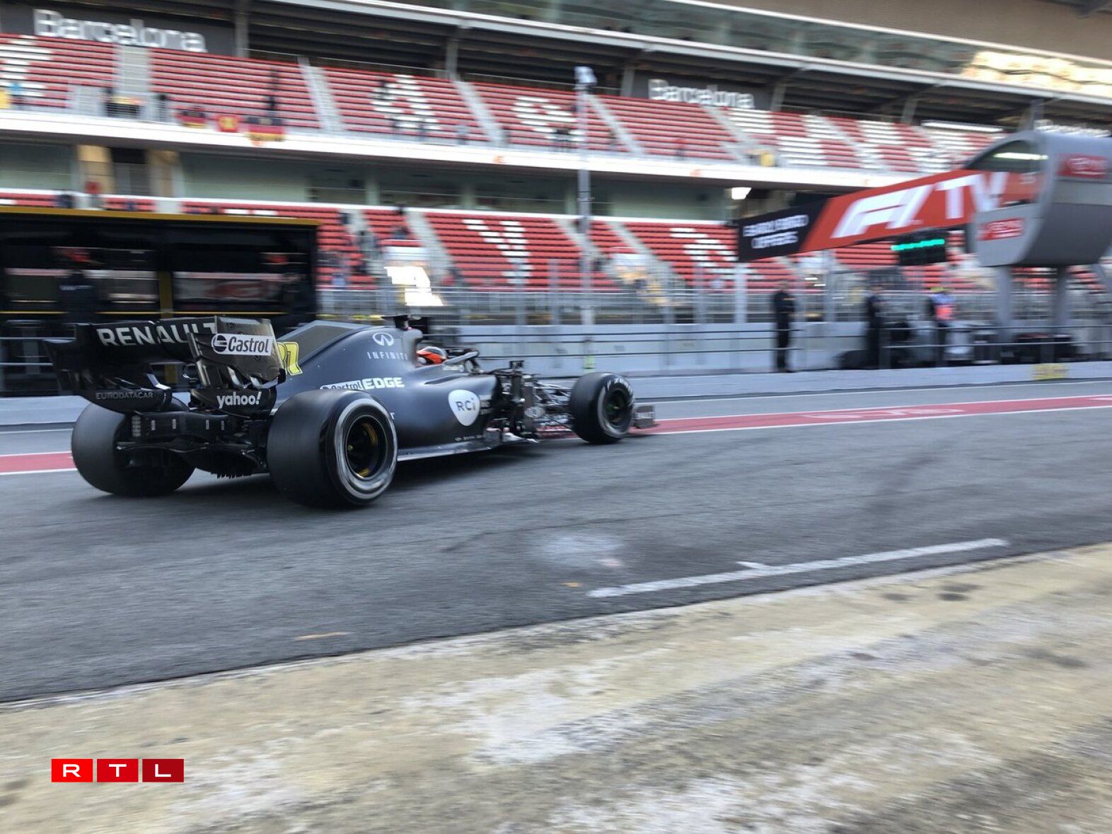 Renault F1 Team: Den RS20 gouf offiziell nach net presentéiert, ma bei den Tester zu Barcelona ass d'Gefier awer schonn ënnerwee gewiescht. Aktuell gesäit ee vill Schwaarz mat just wéineg Giel, wat sech awer wuel bis zum Start vun der Saison nach kéint änneren.