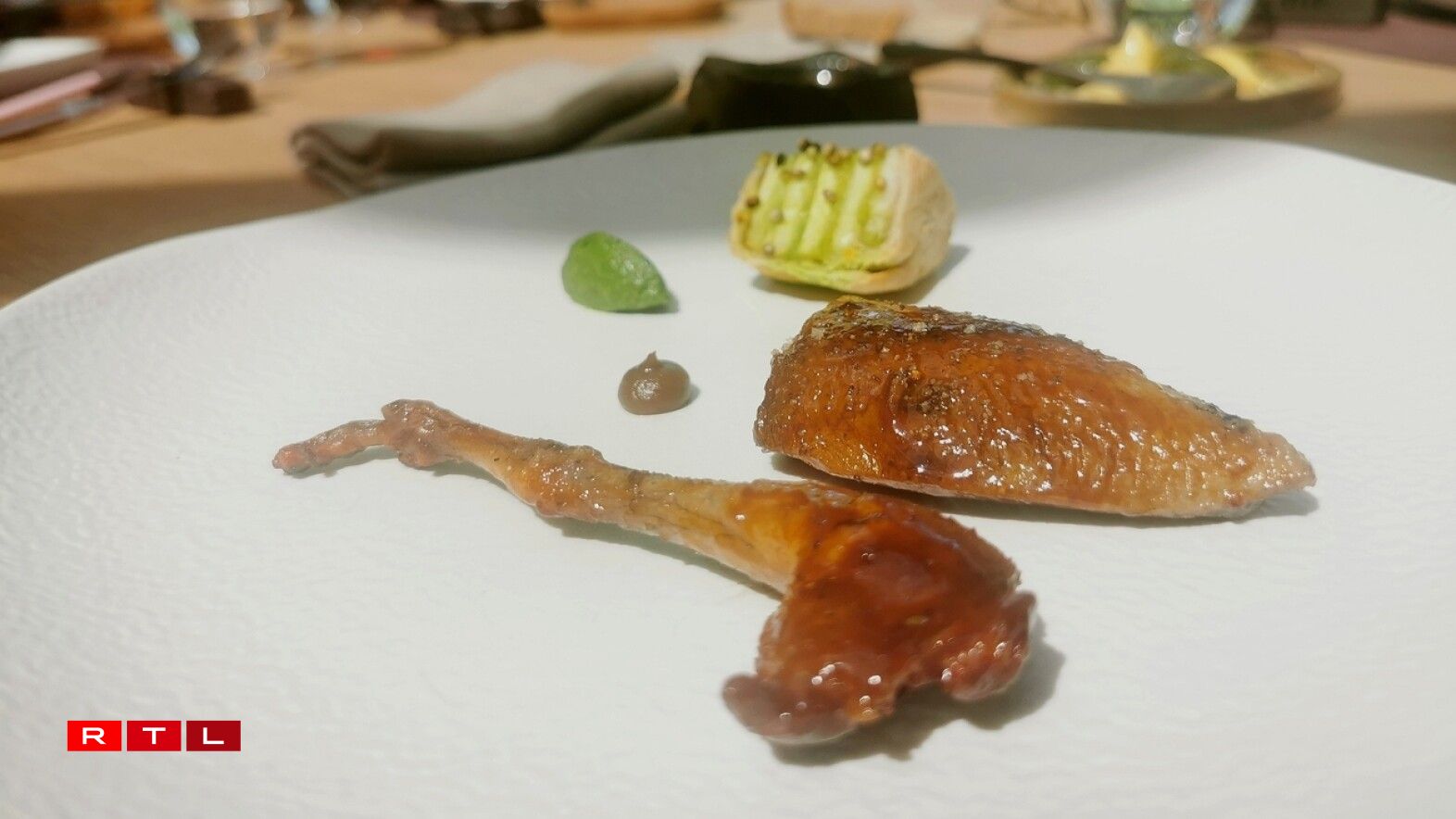 Le pigeon barbecue et son jus de navet de Cyril Molard combiné au navet blanc, chanvre, basilic, bourgeons d'Épicéa de René Mathieu.