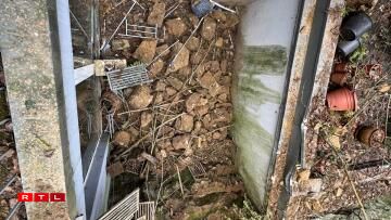 An der Nuecht vum 13. op de 14. Januar 2026 sinn an der Montée de la Pétrusse am Gronn Steng vun enger Fielswand hannert Haiser erofgefall.