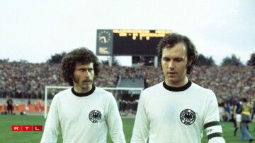 Franz Beckenbauer (à droite) et Paul Breitner lors du match perdu contre la RDA (0:1) le 22 juin 1974 à Hambourg lors des éliminatoires de la Coupe du monde de football.
