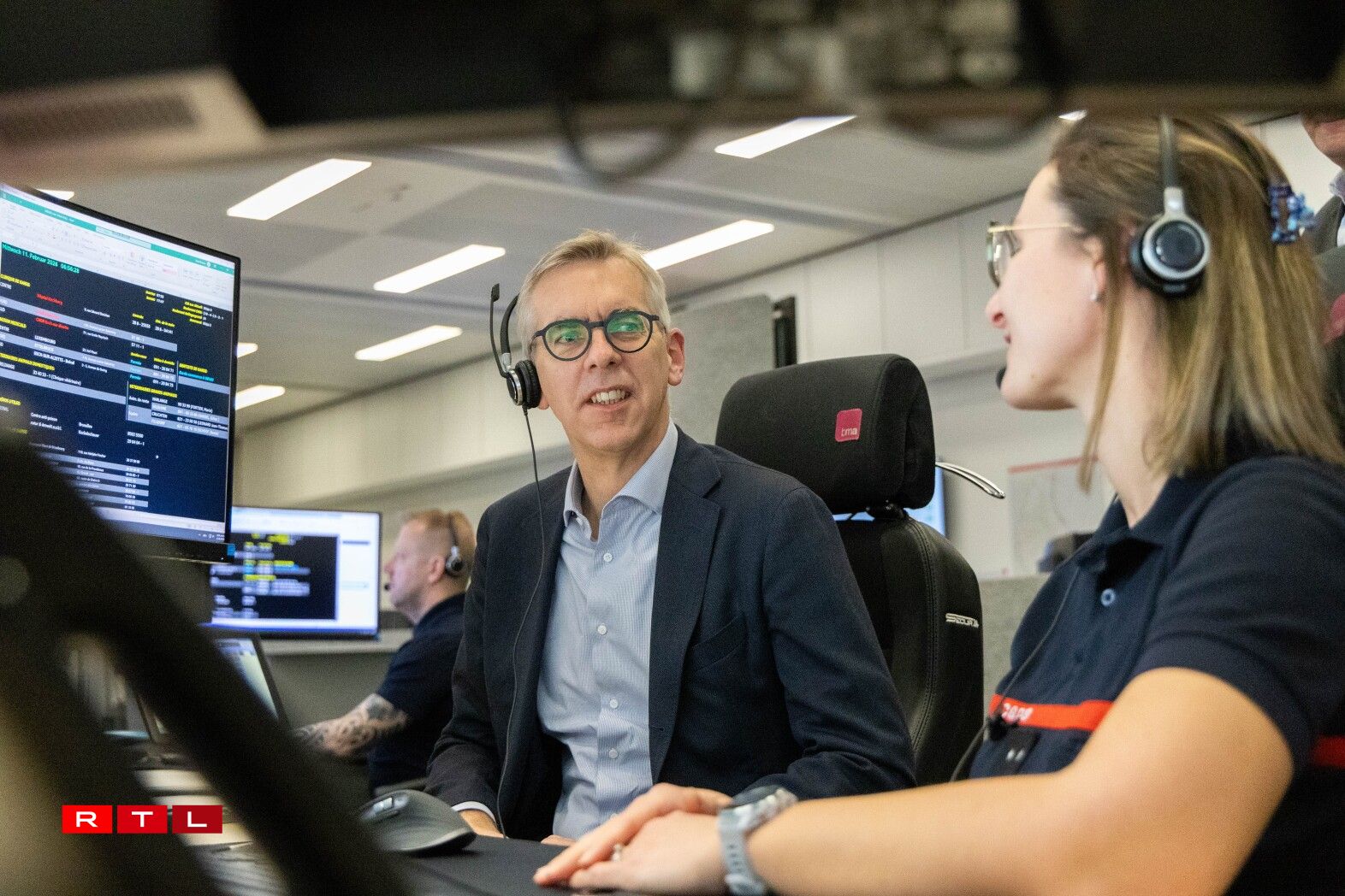 Vu lénks no riets: Den Inneminister Léon Gloden an d'Opératrice Sarah Bonaria bei der Pressekonferenz den 11. Februar 2026.