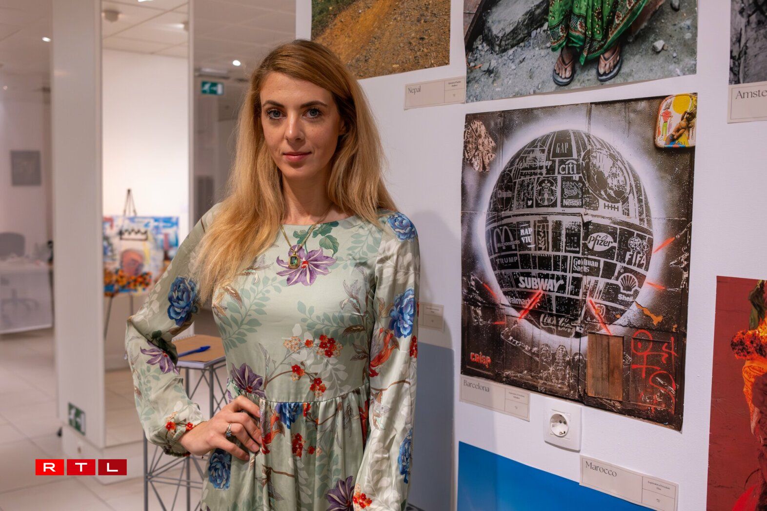 D'Nina Colada, Model a Kënschtlerin, huet eng Fotoausstellung op enger vun de Mauere vum Raum, an entdeckt d'Bedeitung vum Gléck a verschiddenen Deeler vun der Welt.