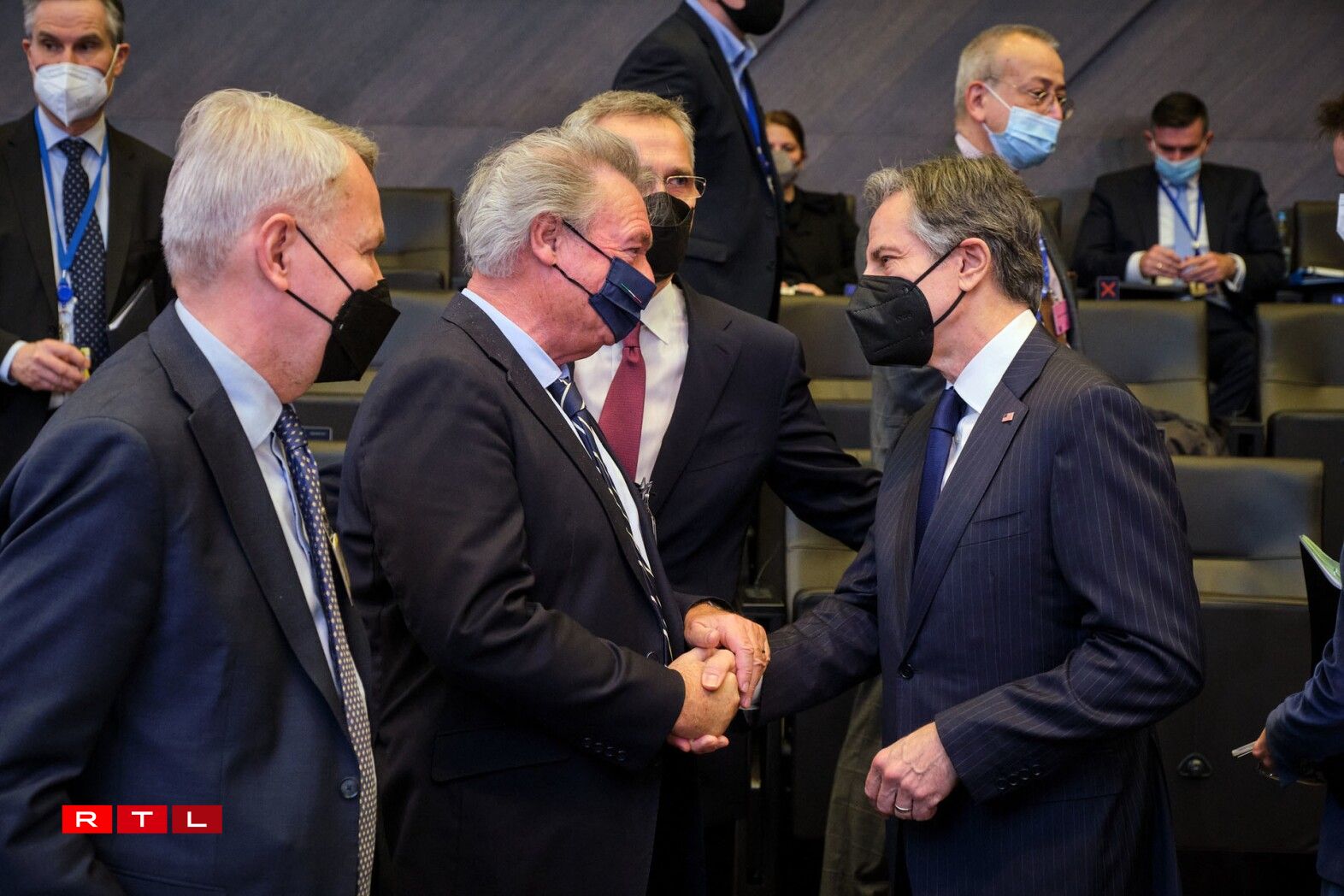 Jean Asselborn (Minister of Foreign Affairs, Luxembourg) shaking hands with Antony J. Blinken (US Secretary of State)