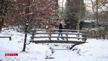 Un parc bruxellois recouvert de neige.