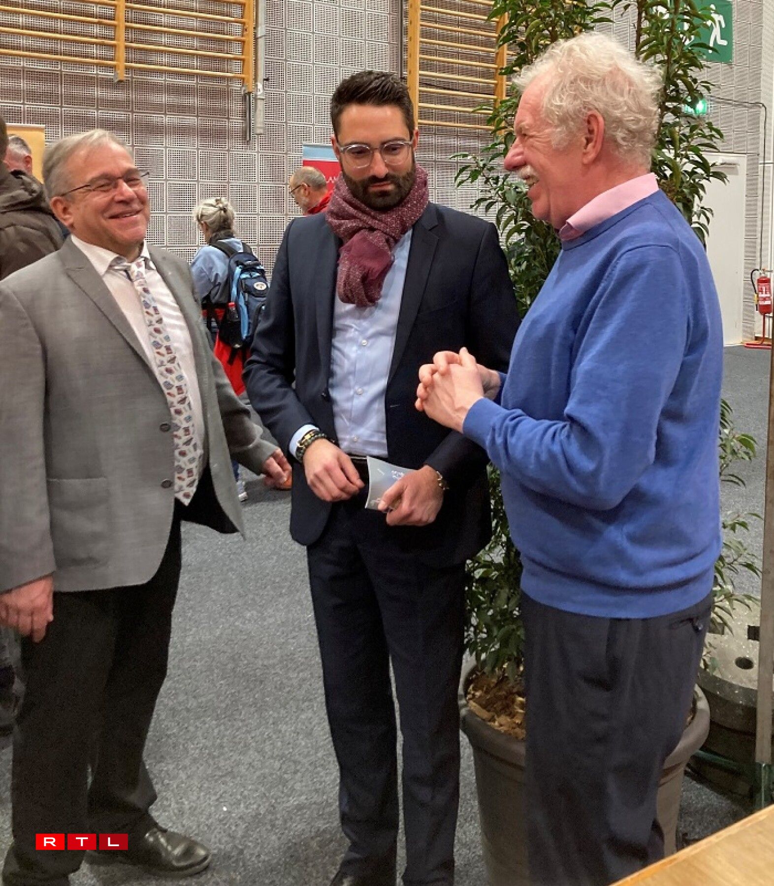 Den neie Kulturminister Eric Thill am Gespréich mam Walfer Buergermeeschter François Sauber am mam Präsident vun de Bicherediteuren, Roland Kayser