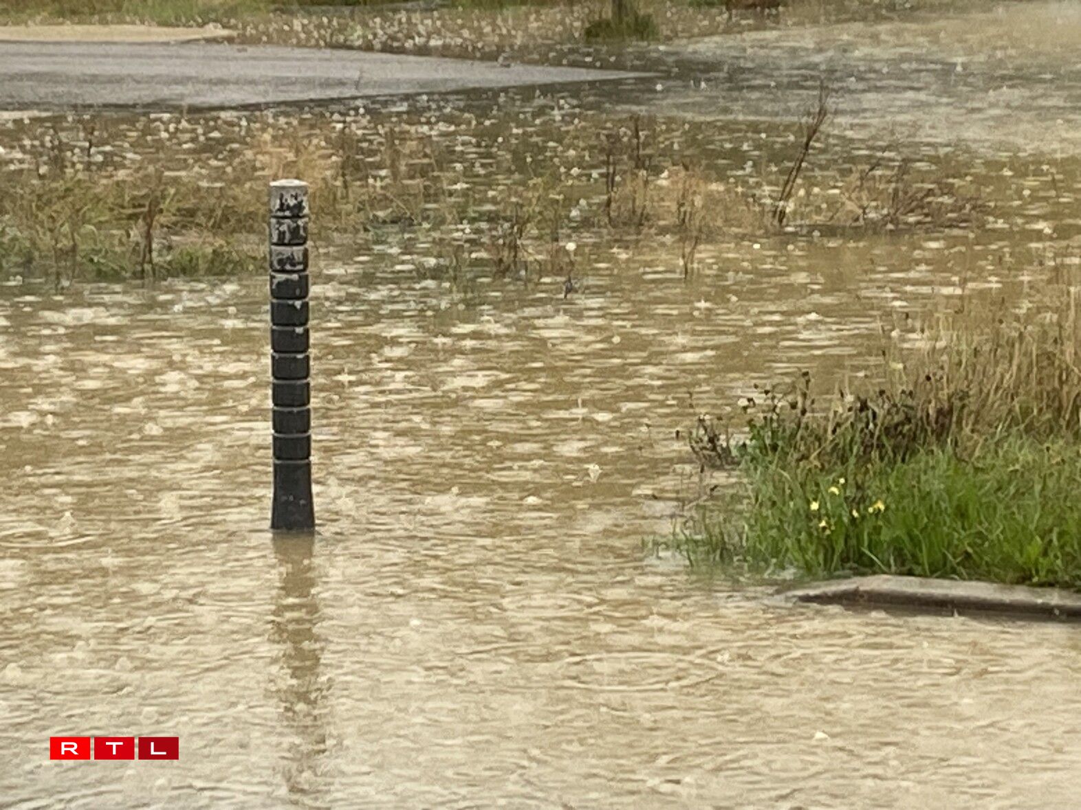 Zu Beetebuerg kritt een op engem Parking vis-à-vis vum Futtballsterrain naass Féiss.