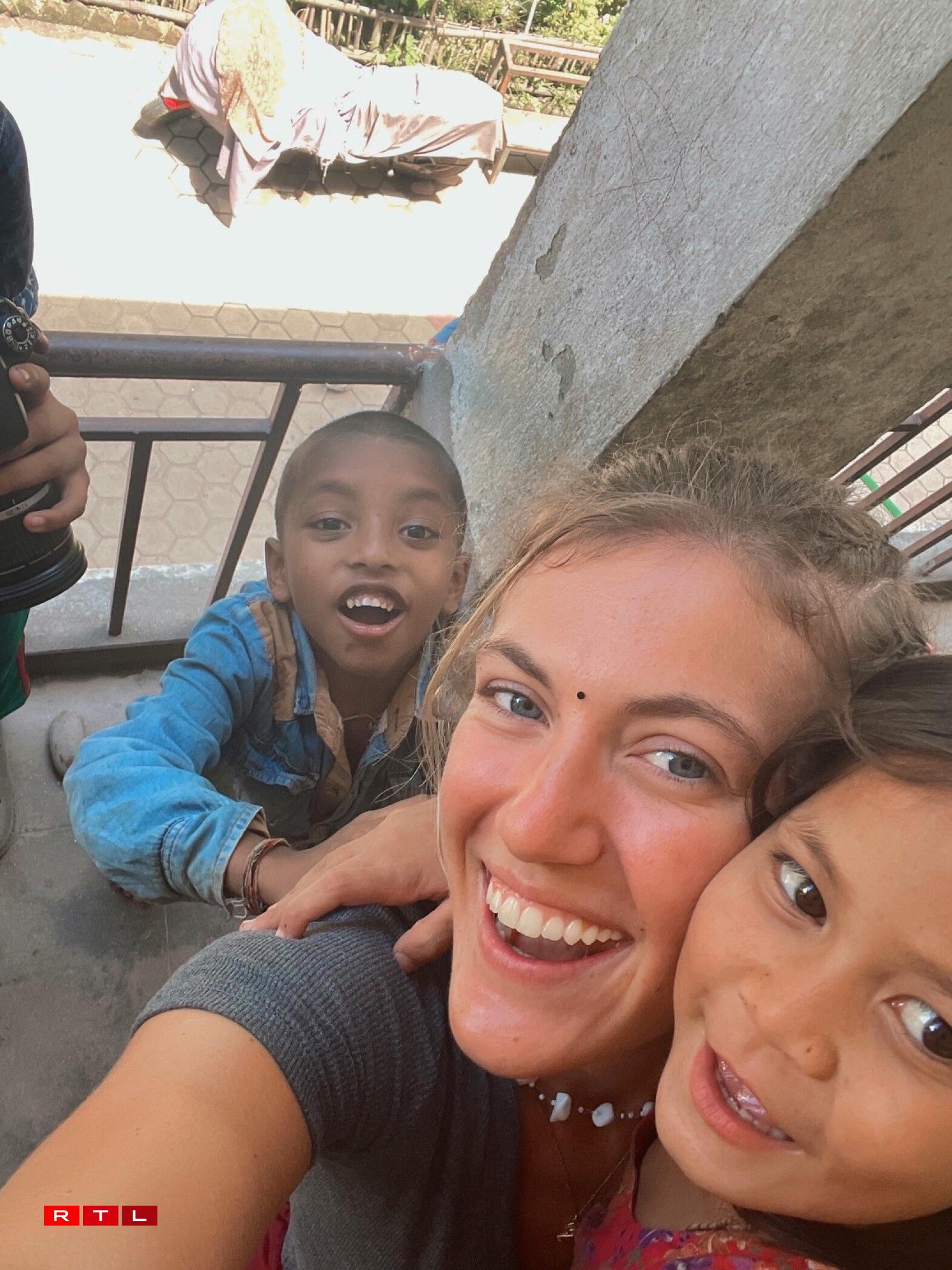 D'Vero Reinert mat de Kanner aus dem Weesenheem am Nepal, wou si mat 17 Joer e Volontariat gemaach huet.