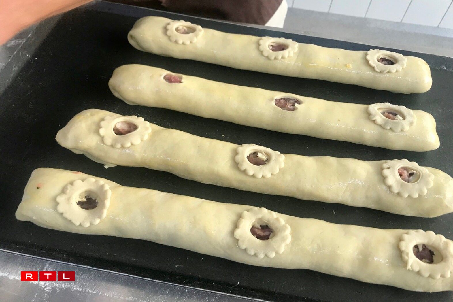 Les petits trous permettent de laisser la vapeur d'eau s'échapper.