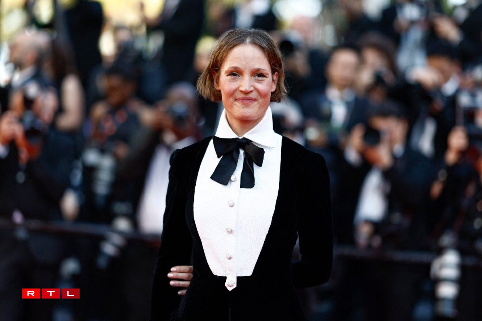 D'Vicky Krieps um leschten Owend vum 77. Filmfestival zu Cannes.