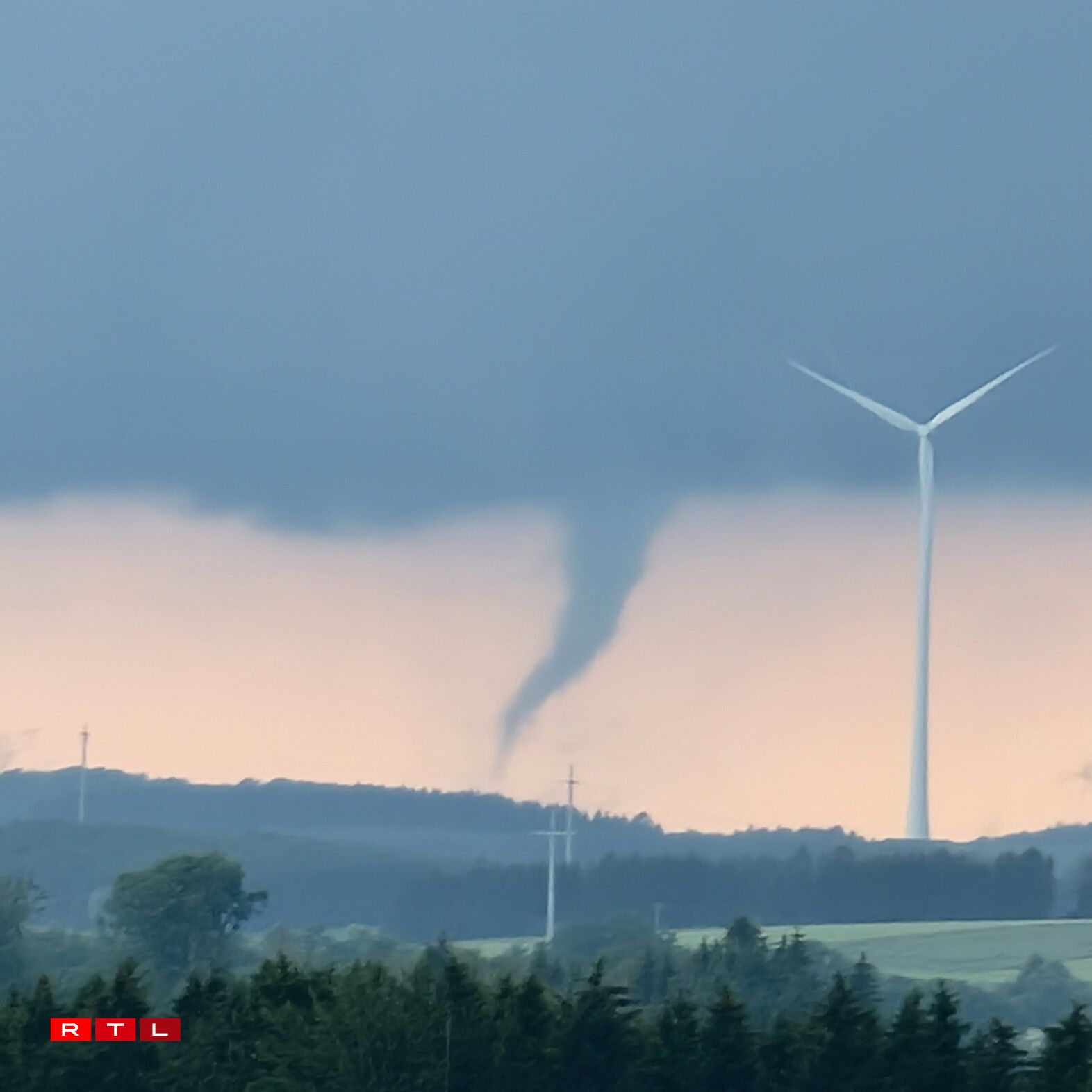 Den Thierry Calderoni huet d'Phänomen vum Trëndel um Sonndeg den Owend géint 19h15 virun d'Lëns kritt. Hie war tëscht Hengescht a Wäiswampech ënnerwee, wéi him dëst dach speziellt Wiederphenomen opgefall ass.