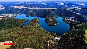 Une photo aérienne du lac de la Haute-Sûre