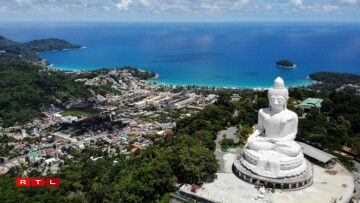 Phuket (Thailand): Och hei kann een 300 Deeg am Joer d'Sonn genéissen, bei enger Duerchschnëttstemperatur vu ronn 28 Grad Celsius. Phuket ass och ënnert anerem duerch d'Nuetsliewe bekannt.