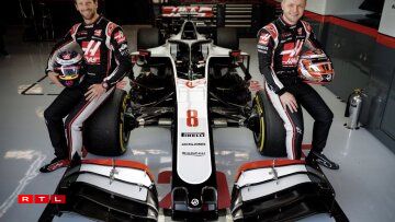 Haass F1: Nei Faarwen a mam Design zeréck un d'Basis. Schwaarz a Wäiss dominéieren, Rout fir d'Schrëfte bréngt Faarf an d'Spill.