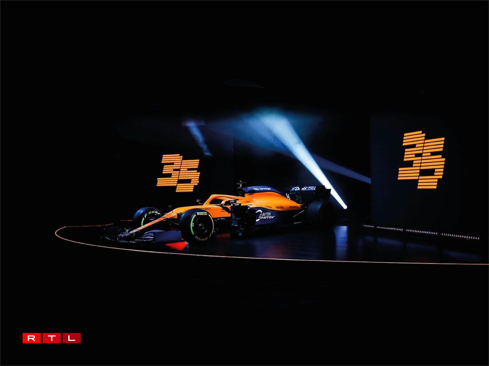 MCLaren F1: Den MCL35 fält souwuel duerch déi méi schmuel Nues an duerch liicht Faarf-Verännerungen op. Hannen ass den Auto méi blo, dogéint ass de Rank ronderëm de Cockpit elo just nach orange an net méi mat schwaarzem Effekt.