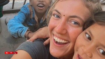 D'Vero Reinert mat de Kanner aus dem Weesenheem am Nepal, wou si mat 17 Joer e Volontariat gemaach huet.